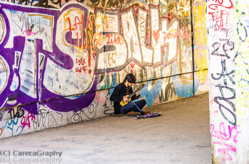 Bild 27 Konzentriert gespielte Musik vor bunter Kulisse