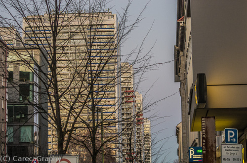 Bild 36 Hochhaeuser in Berlin von unten